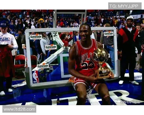 篮球之神乔丹与足球巨星同框合影展现体育传奇交汇的精彩瞬间